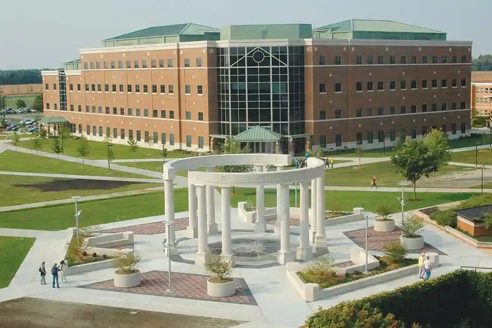 SCHOLARSHIP: University of Illinois Springfield, USA International Scholarship for Postgraduate | Masters Students